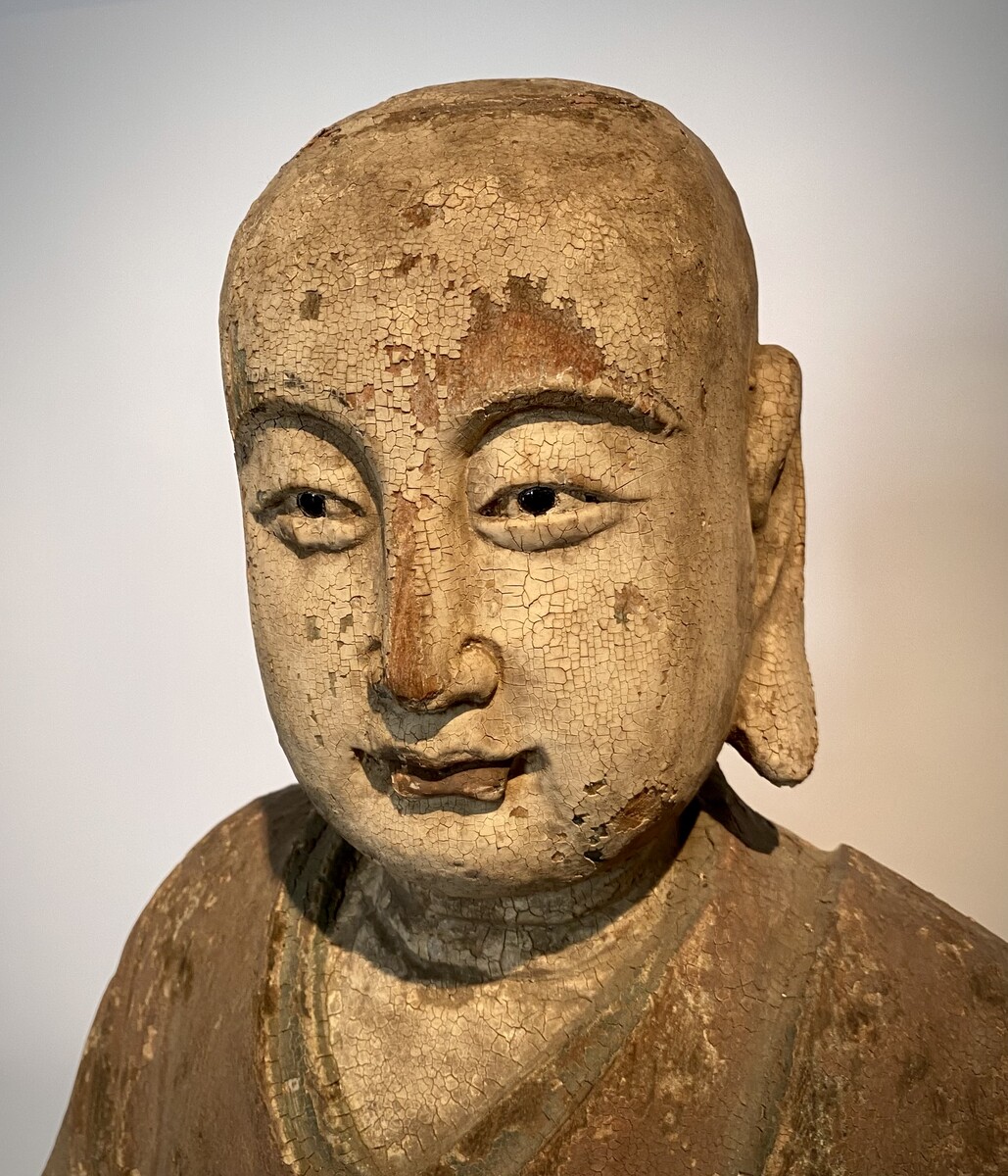 A polychrome wooden figure of a seated Luohan - Chinese Buddha Ming Dynastie