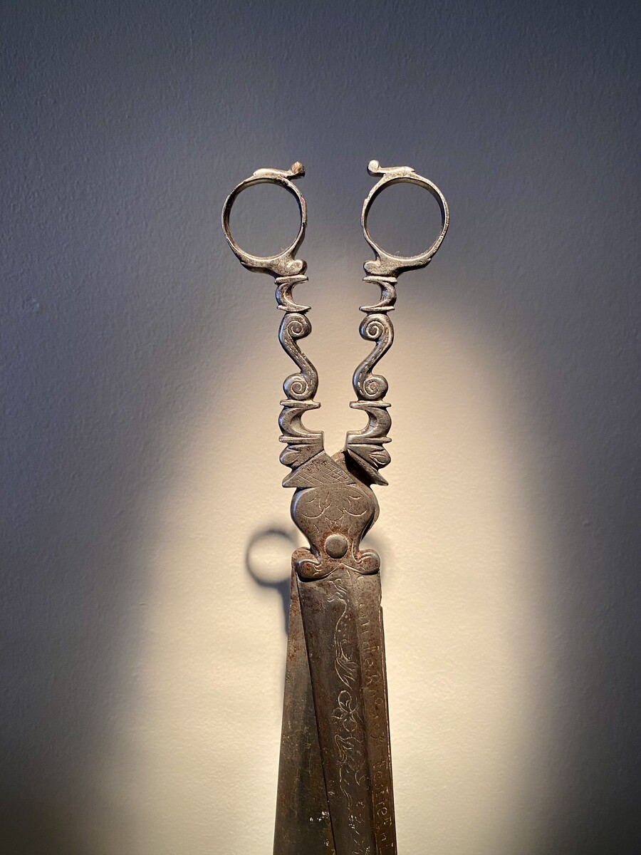 Spanish desk Scissors in wrought and engraved iron
