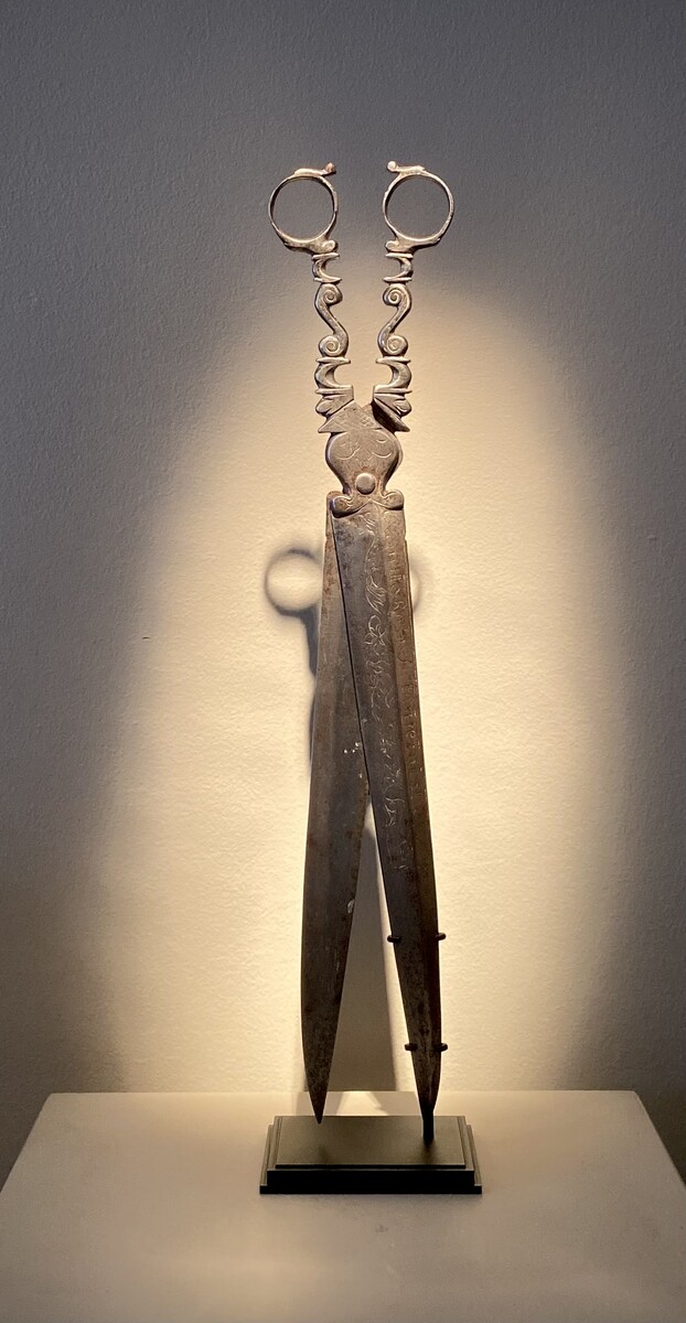 Spanish desk Scissors in wrought and engraved iron